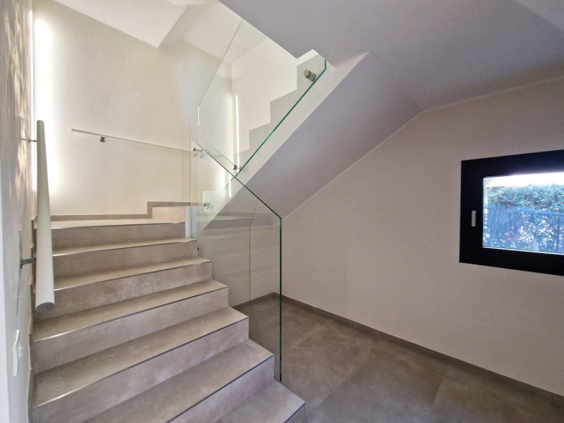 Situato nella rinomata zona residenziale di Sarmeola di Rubano, questo elegante appartamento al s...