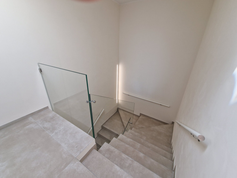 Situato nella rinomata zona residenziale di Sarmeola di Rubano, questo elegante appartamento al s...