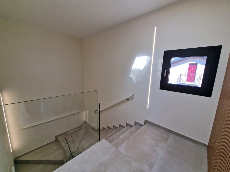 Situato nella rinomata zona residenziale di Sarmeola di Rubano, questo elegante appartamento al s...