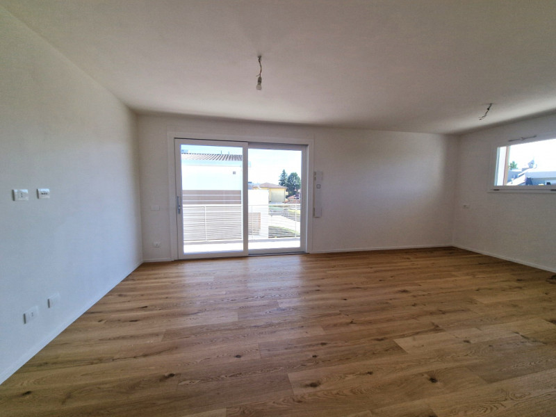 Situato nella rinomata zona residenziale di Sarmeola di Rubano, questo elegante appartamento al s...