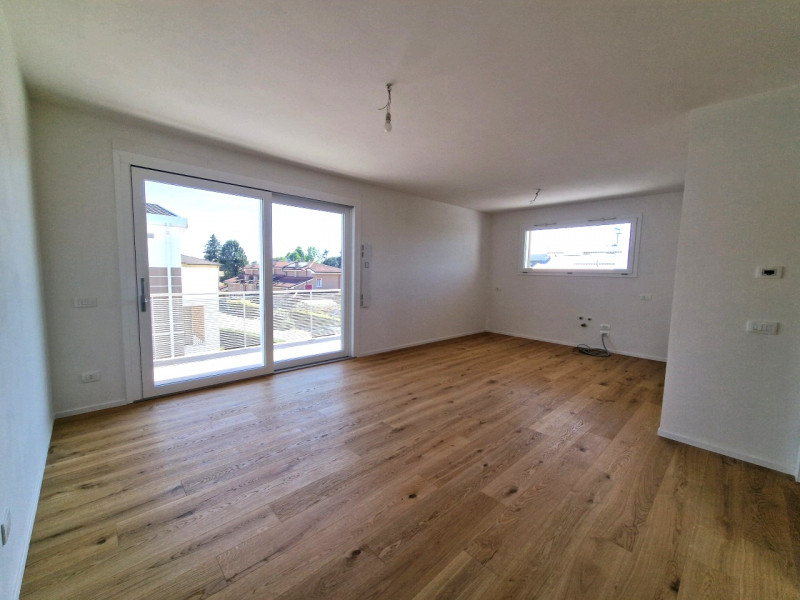 Situato nella rinomata zona residenziale di Sarmeola di Rubano, questo elegante appartamento al s...