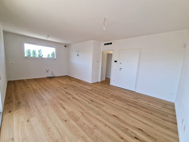 Situato nella rinomata zona residenziale di Sarmeola di Rubano, questo elegante appartamento al s...