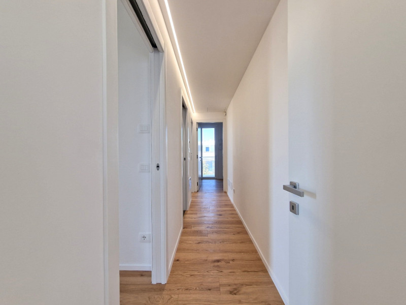 Situato nella rinomata zona residenziale di Sarmeola di Rubano, questo elegante appartamento al s...