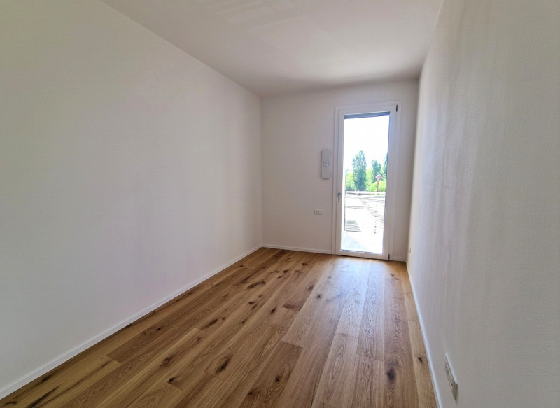 Situato nella rinomata zona residenziale di Sarmeola di Rubano, questo elegante appartamento al s...