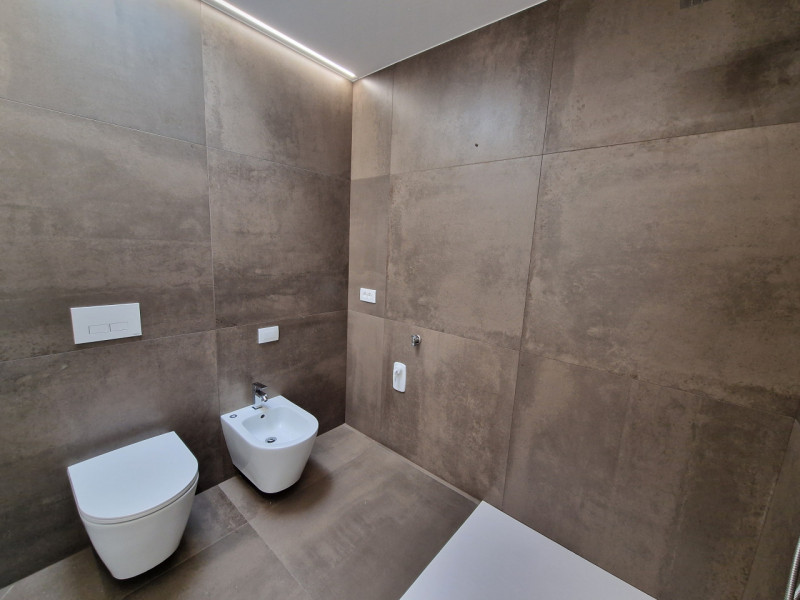 Situato nella rinomata zona residenziale di Sarmeola di Rubano, questo elegante appartamento al s...