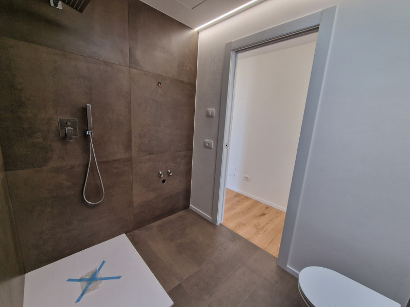 Situato nella rinomata zona residenziale di Sarmeola di Rubano, questo elegante appartamento al s...