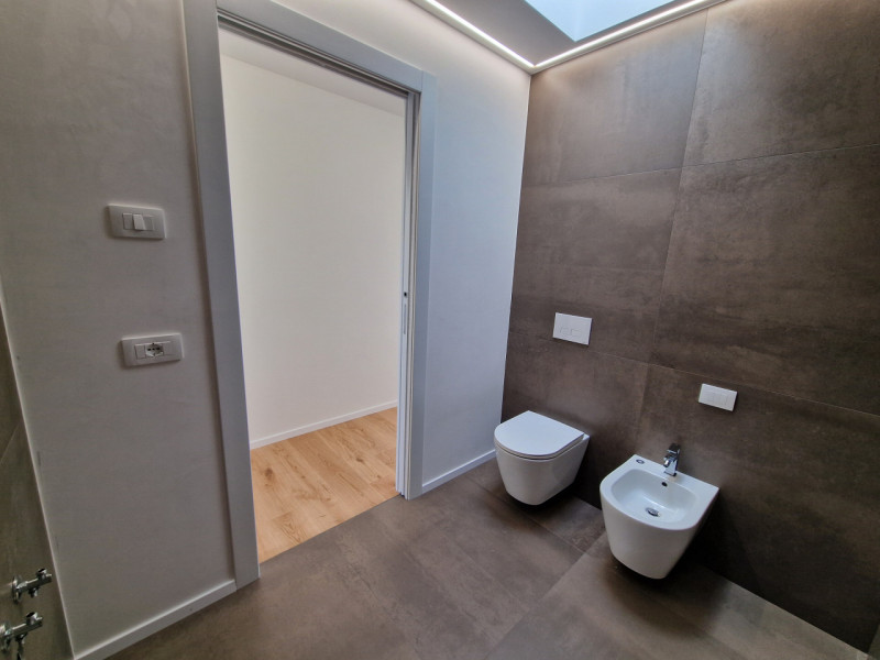 Situato nella rinomata zona residenziale di Sarmeola di Rubano, questo elegante appartamento al s...