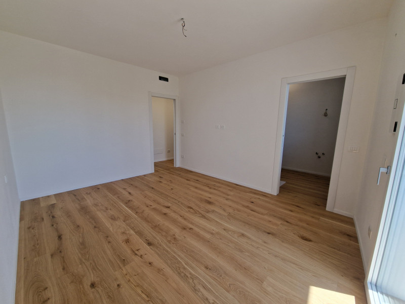 Situato nella rinomata zona residenziale di Sarmeola di Rubano, questo elegante appartamento al s...