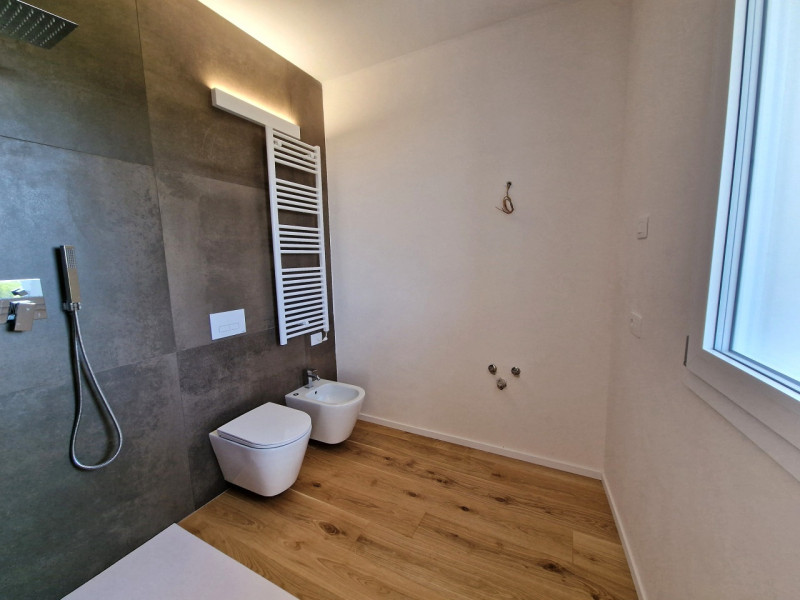 Situato nella rinomata zona residenziale di Sarmeola di Rubano, questo elegante appartamento al s...