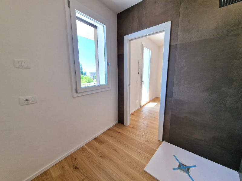 Situato nella rinomata zona residenziale di Sarmeola di Rubano, questo elegante appartamento al s...