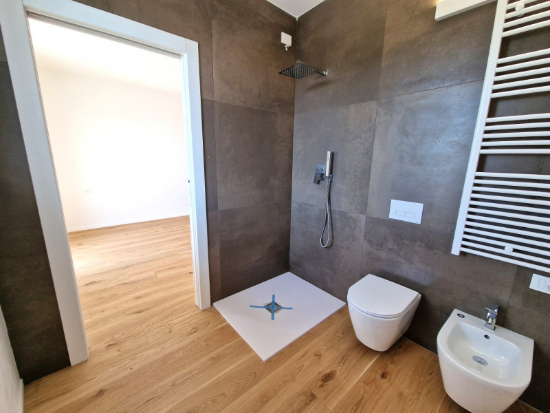 Situato nella rinomata zona residenziale di Sarmeola di Rubano, questo elegante appartamento al s...