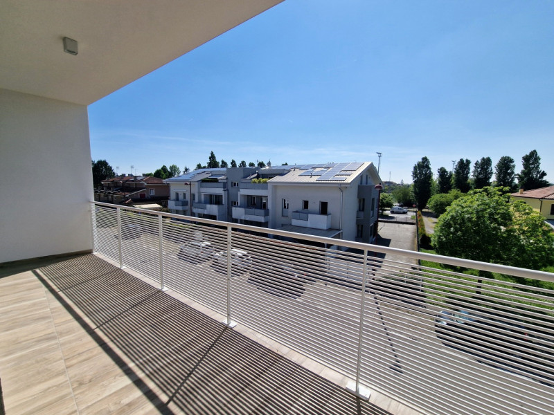 Situato nella rinomata zona residenziale di Sarmeola di Rubano, questo elegante appartamento al s...