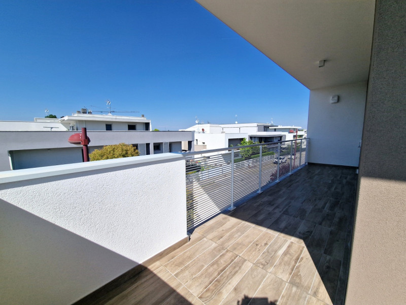 Situato nella rinomata zona residenziale di Sarmeola di Rubano, questo elegante appartamento al s...