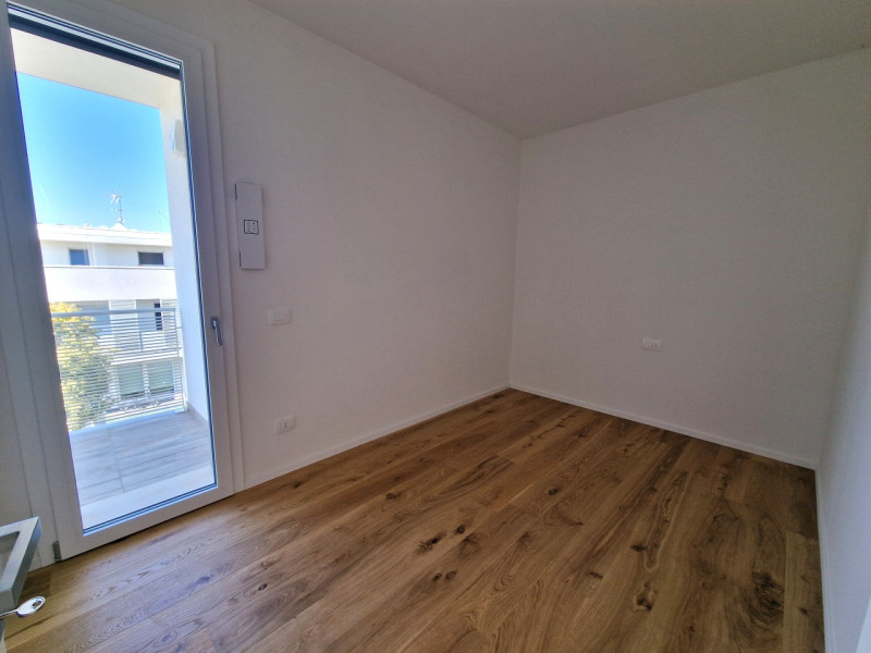 Situato nella rinomata zona residenziale di Sarmeola di Rubano, questo elegante appartamento al s...