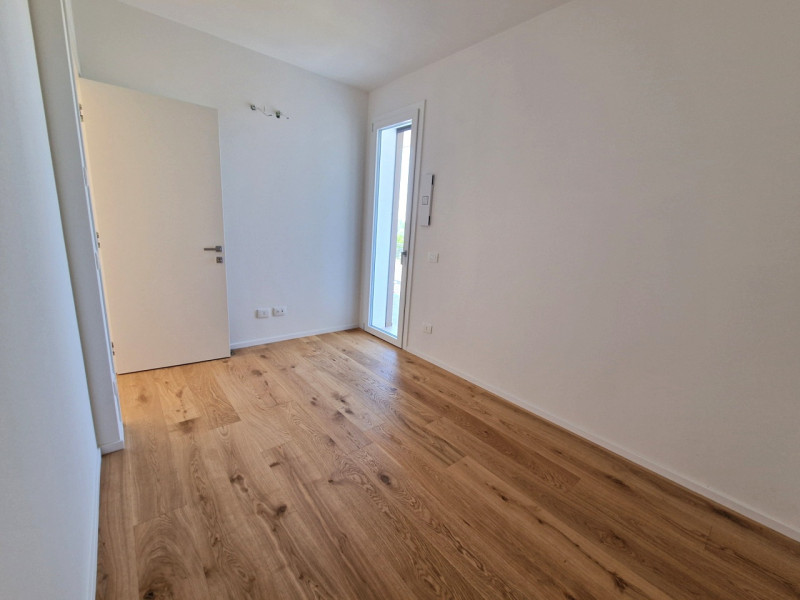 Situato nella rinomata zona residenziale di Sarmeola di Rubano, questo elegante appartamento al s...