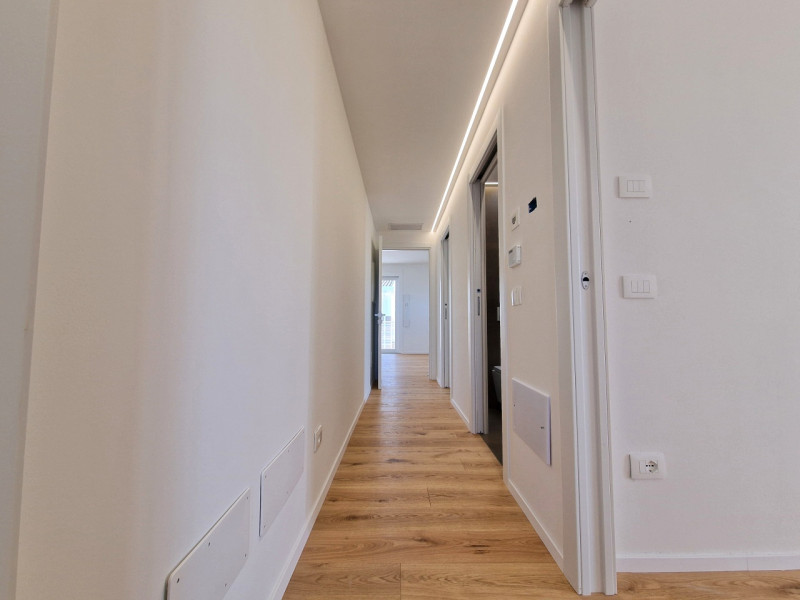 Situato nella rinomata zona residenziale di Sarmeola di Rubano, questo elegante appartamento al s...