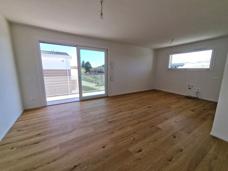 Situato nella rinomata zona residenziale di Sarmeola di Rubano, questo elegante appartamento al s...