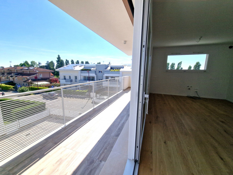 Situato nella rinomata zona residenziale di Sarmeola di Rubano, questo elegante appartamento al s...