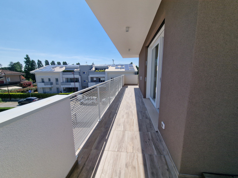 Situato nella rinomata zona residenziale di Sarmeola di Rubano, questo elegante appartamento al s...