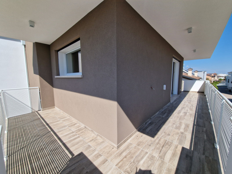 Situato nella rinomata zona residenziale di Sarmeola di Rubano, questo elegante appartamento al s...