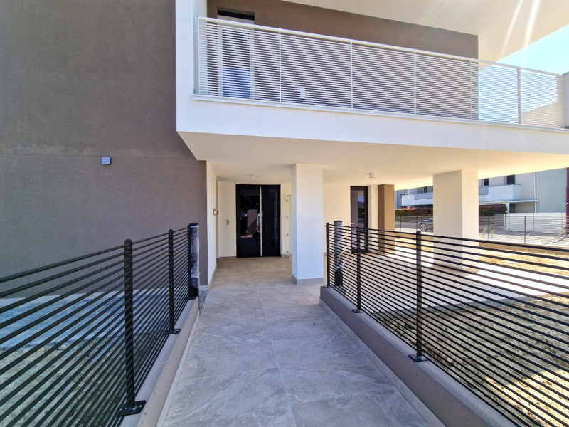 Situato nella rinomata zona residenziale di Sarmeola di Rubano, questo elegante appartamento al s...