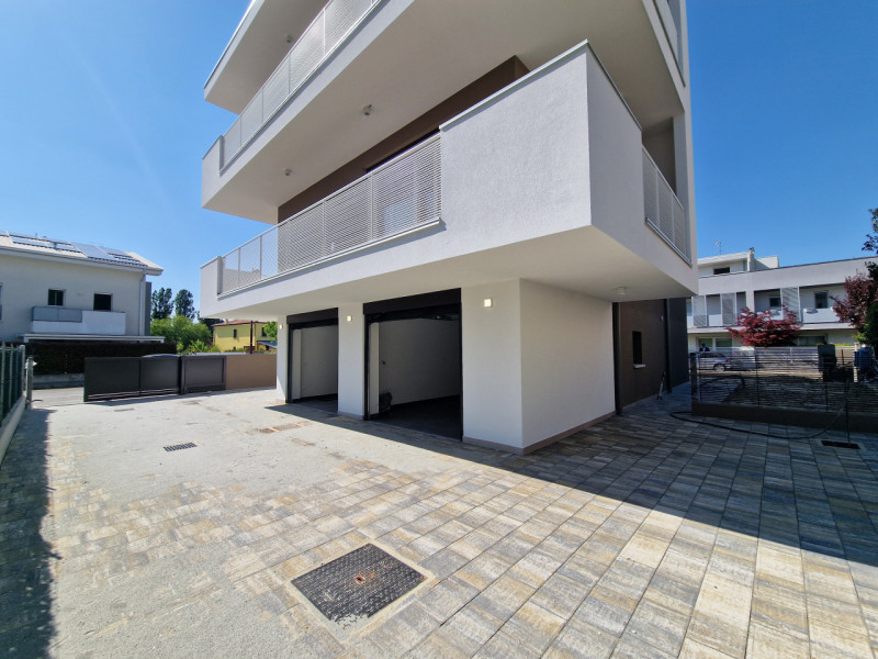 Situato nella rinomata zona residenziale di Sarmeola di Rubano, questo elegante appartamento al s...