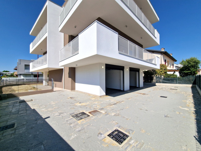 Situato nella rinomata zona residenziale di Sarmeola di Rubano, questo elegante appartamento al s...