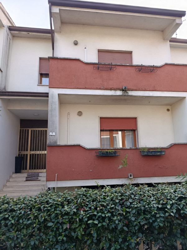 Vendesi Casa a schiera all’interno di un complesso di 7 unità, disposta su tre livelli di circa 7...