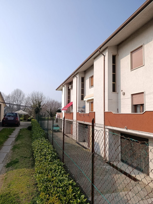 Vendesi Casa a schiera all’interno di un complesso di 7 unità, disposta su tre livelli di circa 7...