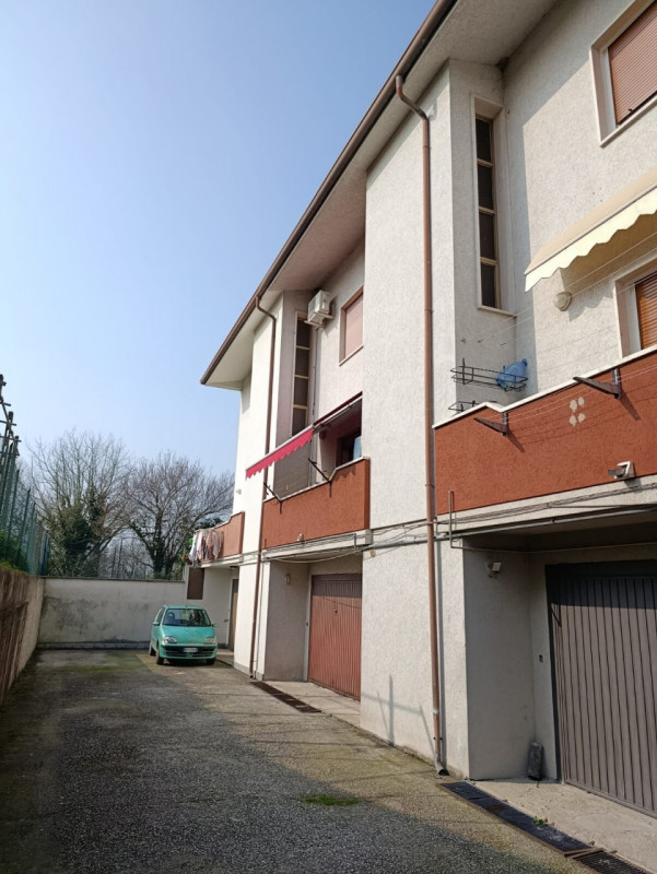 Vendesi Casa a schiera all’interno di un complesso di 7 unità, disposta su tre livelli di circa 7...