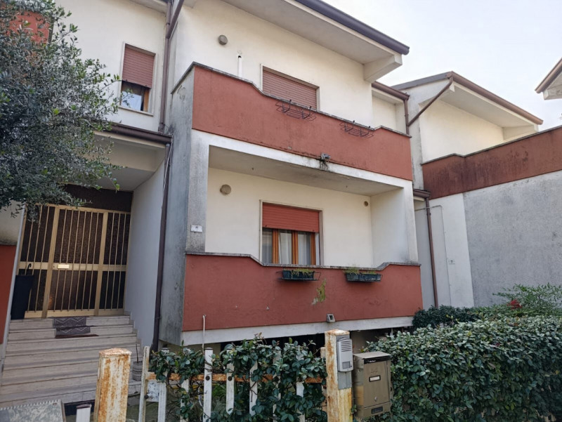 <p>Vendesi Casa a schiera all’interno di un complesso di 7 unità, disposta su tre livelli di circ...