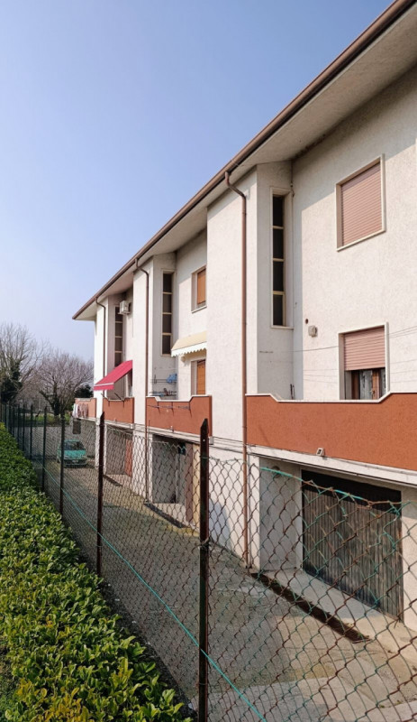 <p>Vendesi Casa a schiera all’interno di un complesso di 7 unità, disposta su tre livelli di circ...