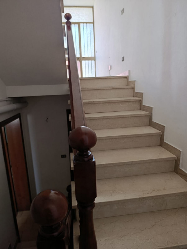 <p>Vendesi Casa a schiera all’interno di un complesso di 7 unità, disposta su tre livelli di circ...