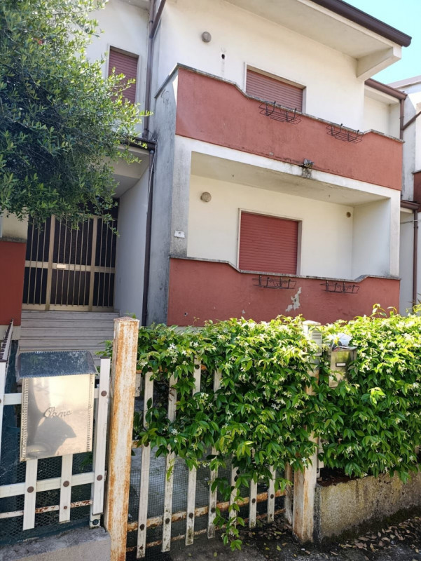 <p>Vendesi Casa a schiera all’interno di un complesso di 7 unità, disposta su tre livelli di circ...