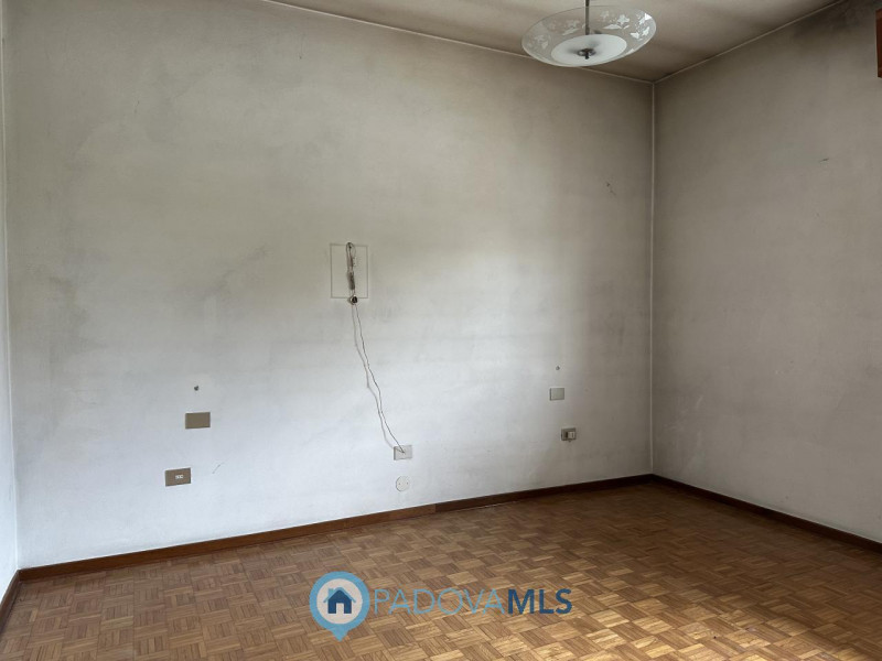 Immobile in esclusiva al Gruppo Padova MLS
In zona molto centrale, comoda a tutti i servizi, si p...