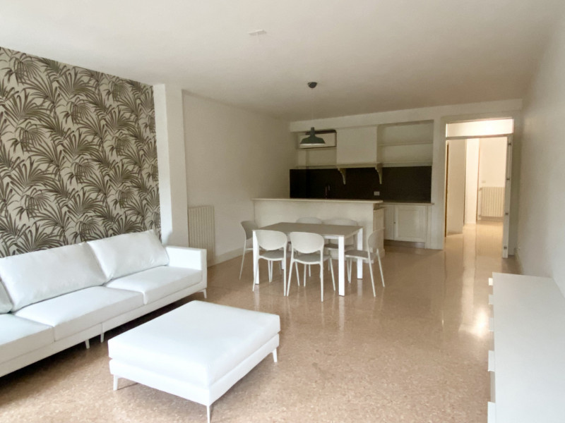 Nella splendida cornice del centro storico, con affaccio su piazza Giorgione, proponiamo in locaz...