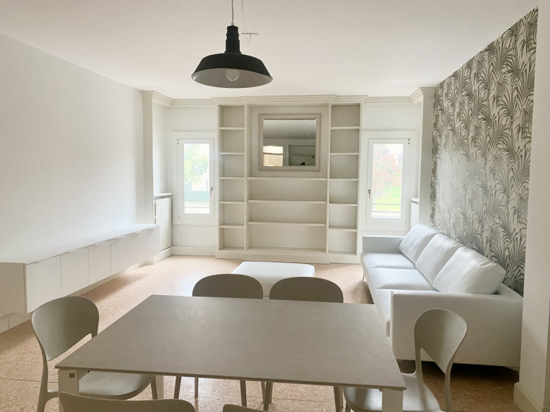 Nella splendida cornice del centro storico, con affaccio su piazza Giorgione, proponiamo in locaz...