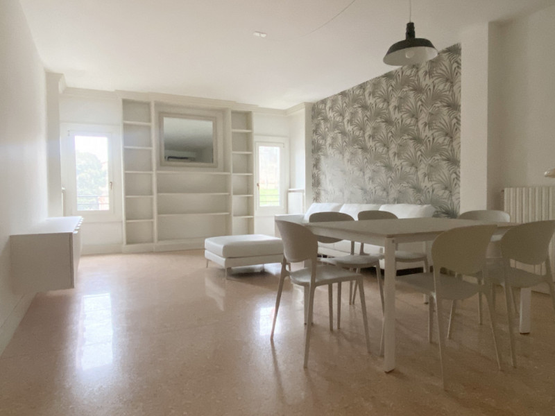 Nella splendida cornice del centro storico, con affaccio su piazza Giorgione, proponiamo in locaz...