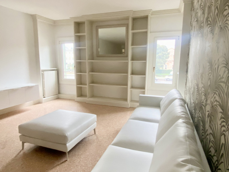 Nella splendida cornice del centro storico, con affaccio su piazza Giorgione, proponiamo in locaz...