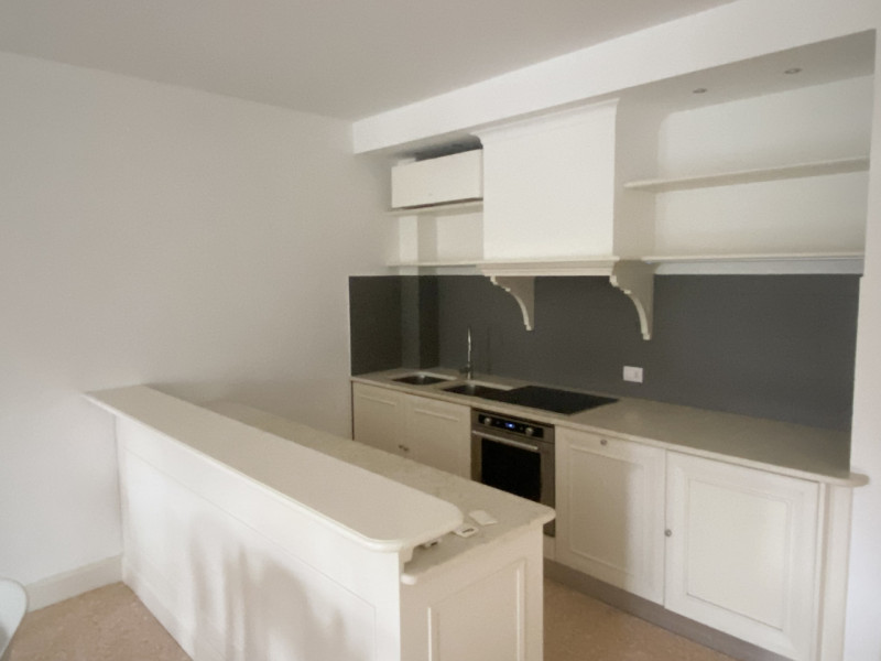 Nella splendida cornice del centro storico, con affaccio su piazza Giorgione, proponiamo in locaz...