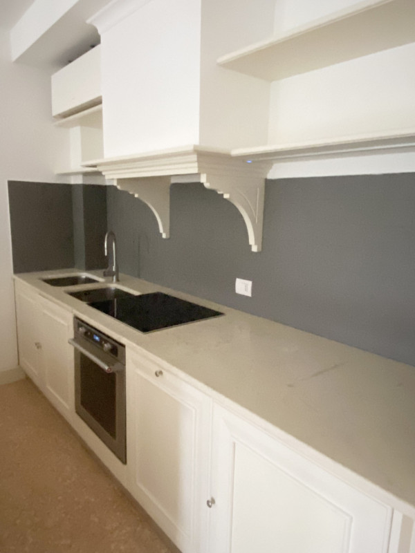 Nella splendida cornice del centro storico, con affaccio su piazza Giorgione, proponiamo in locaz...