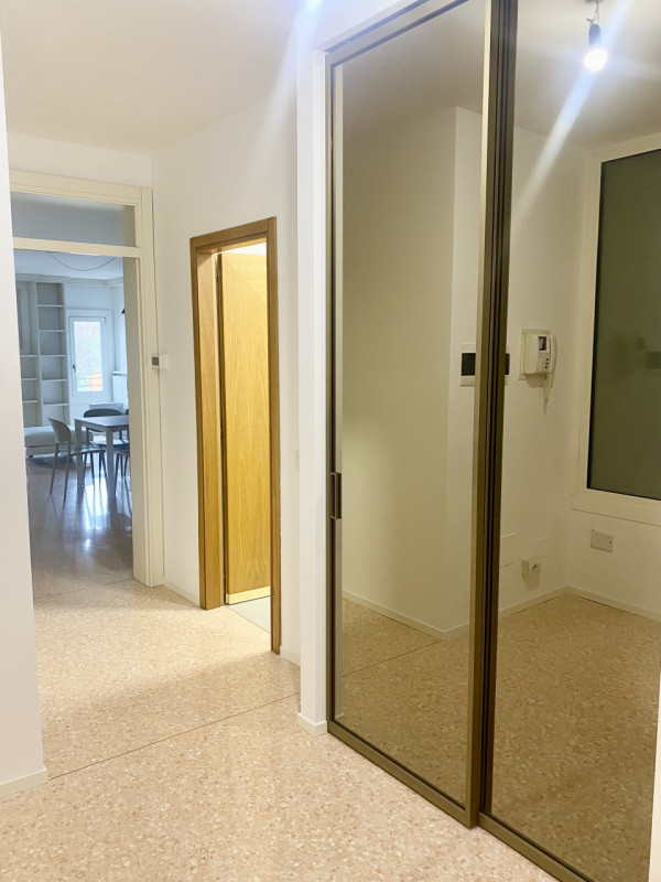 Nella splendida cornice del centro storico, con affaccio su piazza Giorgione, proponiamo in locaz...