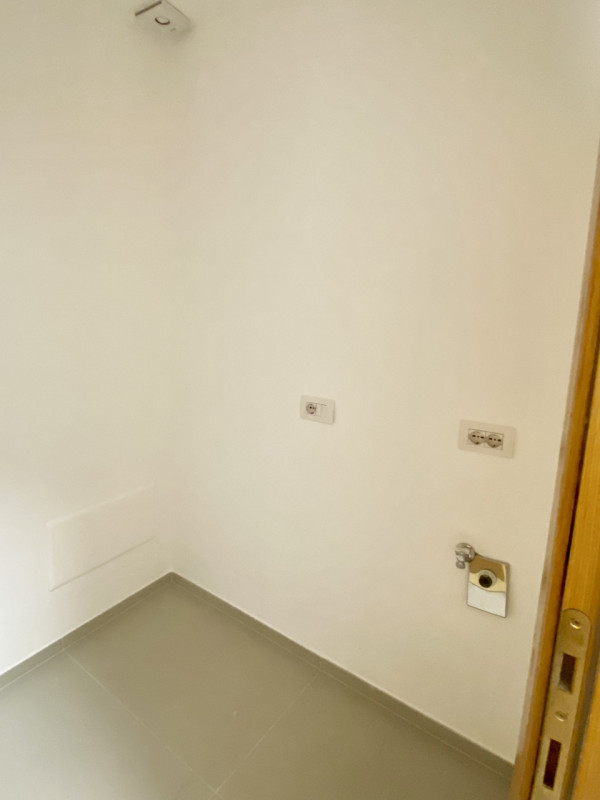 Nella splendida cornice del centro storico, con affaccio su piazza Giorgione, proponiamo in locaz...