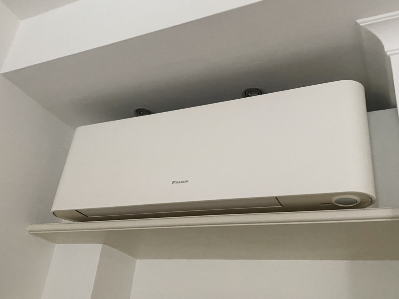 Nella splendida cornice del centro storico, con affaccio su piazza Giorgione, proponiamo in locaz...