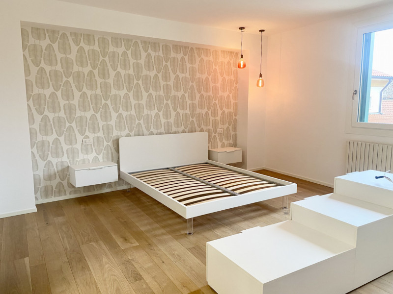 Nella splendida cornice del centro storico, con affaccio su piazza Giorgione, proponiamo in locaz...