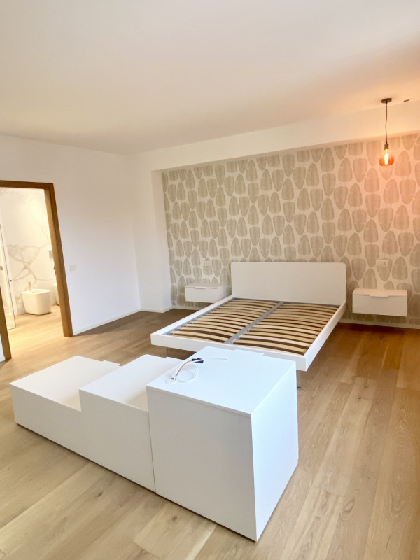 Nella splendida cornice del centro storico, con affaccio su piazza Giorgione, proponiamo in locaz...