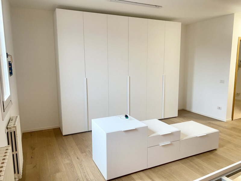 Nella splendida cornice del centro storico, con affaccio su piazza Giorgione, proponiamo in locaz...