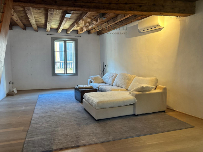 In posizione centrale proponiamo in affitto ad uso foresteria o affitto transitorio una bellissim...