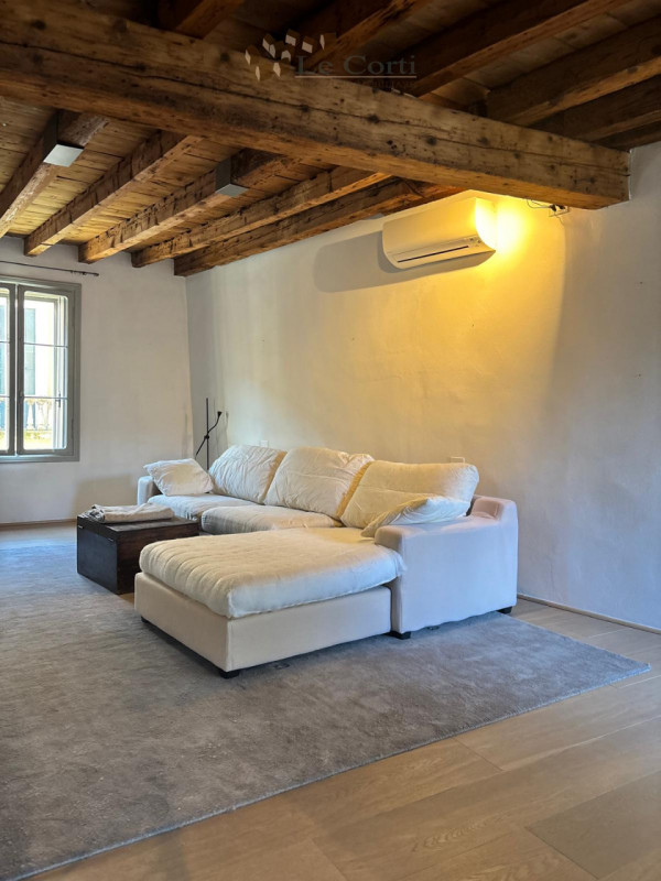 In posizione centrale proponiamo in affitto ad uso foresteria o affitto transitorio una bellissim...