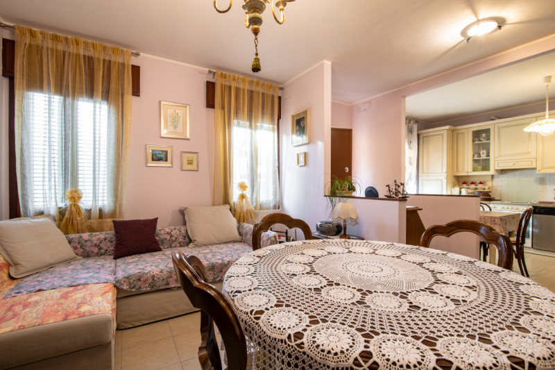 Proponiamo in vendita una rara opportunità nel cuore di Cittadella: CASA SINGOLA di circa 300 mq,...